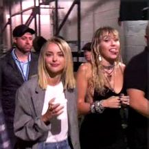 Miley Cyrus i Kaitlynn Carter (Foto: Profimedia)