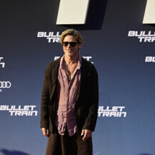 Brad Pitt na berlinskoj premijeri filma Bullet Train u suknji