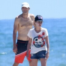 Ashton Kutcher i Mila Kunis na plaži