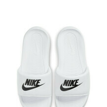 Penelope Cruz nosi natikače brenda Nike, model W Victori One Slide, cijena na sniženju 194,96 kn (cijena prije sniženja 259,95 kn)