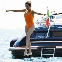 Penelope Cruz u Portofinu u narančastom jednodijelnom kupaćem kostimu - 1