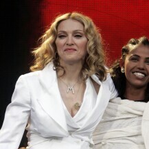 Madonna na humanitarnom koncertu Live 8 posvećenom smanjenju dugova najsiromašnijim afričkim zemljama