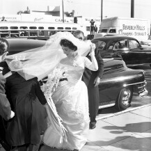 Najtradicionalniju vjenčanicu s dugim velom Elizabeth Taylor nosila na prvom vjenčanju za Conrada Hiltona 1950. godine