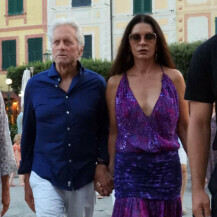 Catherine Zeta-Jones u maksi haljini na odmoru u Italiji - 7