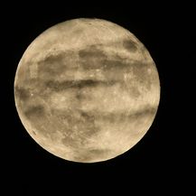 Pun Mjesec iznad Glendalea u Kaliforniji