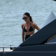 Victoria Beckham u crnom bikiniju