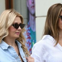 Zgodna dama u odvažnim salonkama modne kuće Bottega Veneta