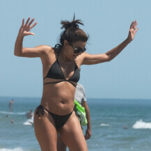 Eva Longoria u crnom bikiniju na plaži - 1