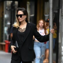 Angelina Jolie u dobro krojenom crnom odijelu na ulicama New Yorka