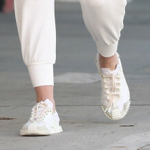 Sharon Stone nosi bijele tenisice modne kuće Dolce & Gabbana