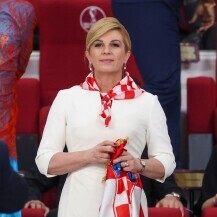 Kolinda Grabar-Kitarović na SP-u u Katru 2022. s kockastom maramom