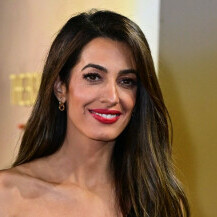 Amal Clooney u zlatnim štklama i haljini otvorenih leđa - 7