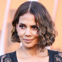 Halle Berry u vrećastim trapericama i bluzi brenda Marni - 6