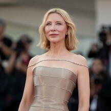 Cate Blanchett na Filmskom festivalu u Veneciji u u metalik Armani Privé haljini