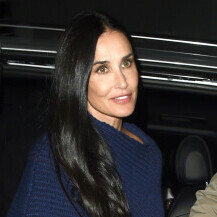 Demi Moore u kožnatim hlačama i puloveru s potpisom Victorije Beckham - 4