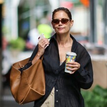 Katie Holmes u crnoj bluzi i bež hlačama