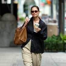 Katie Holmes u crnoj bluzi i bež hlačama