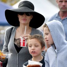 Angelina Jolie s djecom na buvljaku - 2