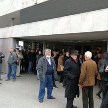 Građani ispred dvorane koji nisu uspjeli ući na komemoraciju za Praljka (Foto: Dnevnik.hr)