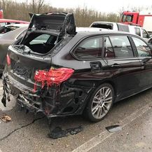 Automobili koji su bili parkirani u blizini plinskog postrojenja (Foto: AFP)