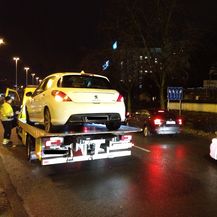 Oštećeni Peugeot nakon naleta na rupu u Savskoj (Foto: čitatelj)