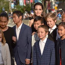 Angelina sa svojom djecom i Sareum Srey Moch, glumicom iz svog novog filma