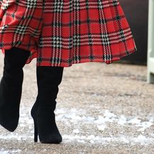 Suknju sa škotskim uzorkom Catherine Middleton kombinirala je uz brušene čizme