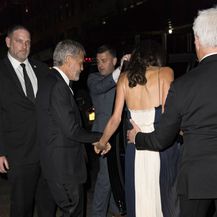 Amal Clooney u haljini koja se obavezno nosi bez grudnjaka