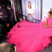 Jennifer Lopez u haljini poput šećerne vate - 1