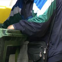 Beskućnik kopa po smeću