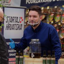 Zvonimir Kalić sa svojim uljem Croaticanna
