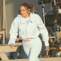 Jennifer Lopez u bijelim tajicama i kratkoj jakni - 2