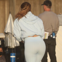 Jennifer Lopez u bijelim tajicama i kratkoj jakni - 3