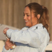 Jennifer Lopez u bijelim tajicama i kratkoj jakni - 5
