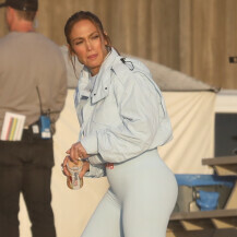 Jennifer Lopez u bijelim tajicama Reebok x Victoria Beckham