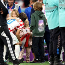Luka Modrić s djecom nakon utakmice protiv Belgije