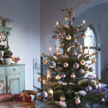 I božićna drvca jako vole kombinaciju hladnije ljubičaste i tople zlatne boje