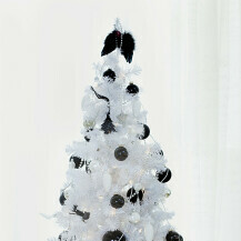 Na bijelom božićnom drvcu crne kuglice dodatno će doći do izražaja
