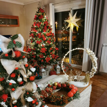 Božićno uređenje kuće Daniele Bobanović iz Rijeke u crveno-zlatnoj kombinaciji - 2