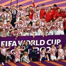 Hrvatski nogometaši s djecom nakon dodjele medalja