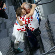 Luka Modrić u zagrljaju s ocem Stipom
