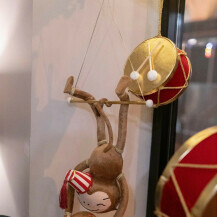 Nesvakidašnji božićni izlog privlači pažnju razigranim majmunčićima