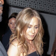 Jennifer Aniston u crnom kombinezonu u večernjem izlasku u Los Angelesu - 1
