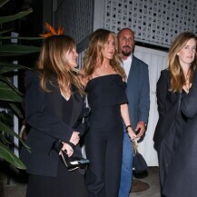 Jennifer Aniston u crnom kombinezonu u večernjem izlasku u Los Angelesu - 3