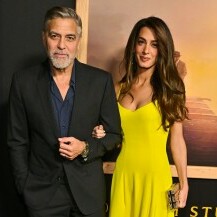Amal i George Clooney na crvenom tepihu u Los Angelesu