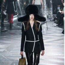 Louis Vuitton sako predstavljen je na Tjednu mode u Parizu za jesen / zimu 2016. godine
