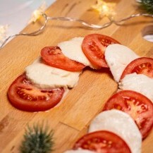Božićna caprese salata