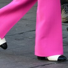Street style izdanje u ružičastim hlačama