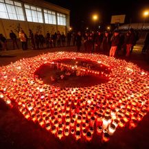 Građani pale svijeće i ostavljaju poruke za stradale u napadu - 4