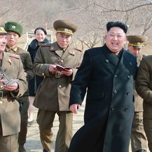 Kim Yo Jong prati brata Kim Jong Una (Foto: AFP)